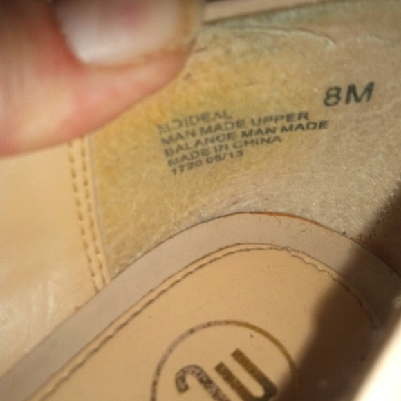 Mootsie Tootsie Tan 2 inch high heels - Picture 4 of 7